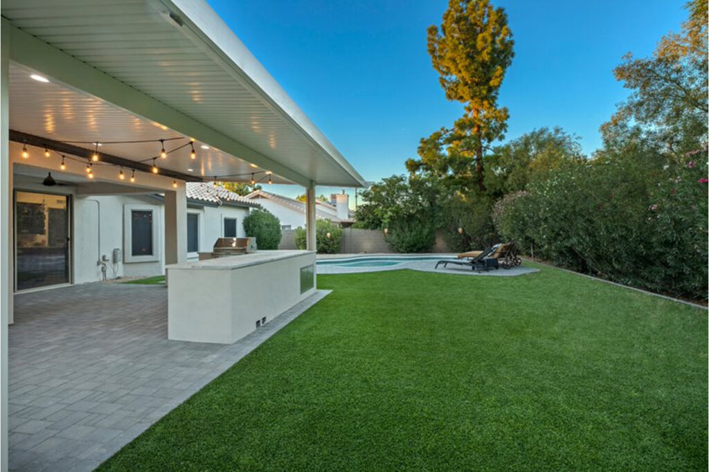 Outdoor kitchen, landscaping, and synthetic turf in Arizona home, work done by Diamond Stone & Synthetic Turf.